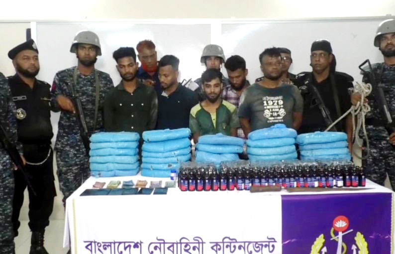 ভোলায় নৌবাহিনীর অভিযানে বিপুল পরিমাণ মাদকদ্রব্যসহ আটক ৫